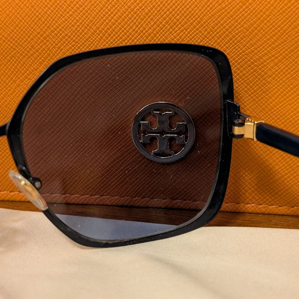 Tory Burch Sunglasses With Branded Case - Picture 5 of 9